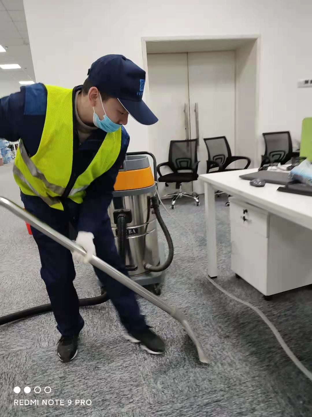 地毯清洗好麻煩？教你這些小技巧，自己也能清潔干凈！